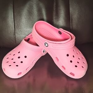 CROCS Classic Clog Sandals in Bright Pink Q14